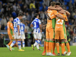 Los jugadores del Betis celebran uno de los dos goles de la primera vuelta en Anoeta.