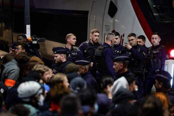Cortejo de manifestates ante policías en la estación de tren parisina a la que llegó anoche, el ministro de Educación, Pap Niaye, de vuelta de una visita, también perturbada por las cacerolas, en Lyon.