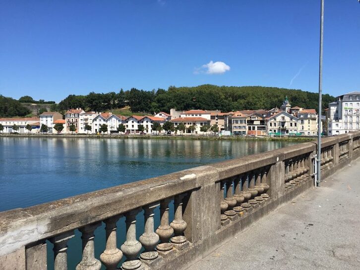 El nuevo barrio se extenderá desde el puente de Saint-Esprit -en la fotografía- hacia el puente Jean Grenet, en la orilla derecha del Aturri.