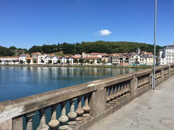 El nuevo barrio se extenderá desde el puente de Saint-Esprit -en la fotografía- hacia el puente Jean René, en la orilla derecha del Aturri.