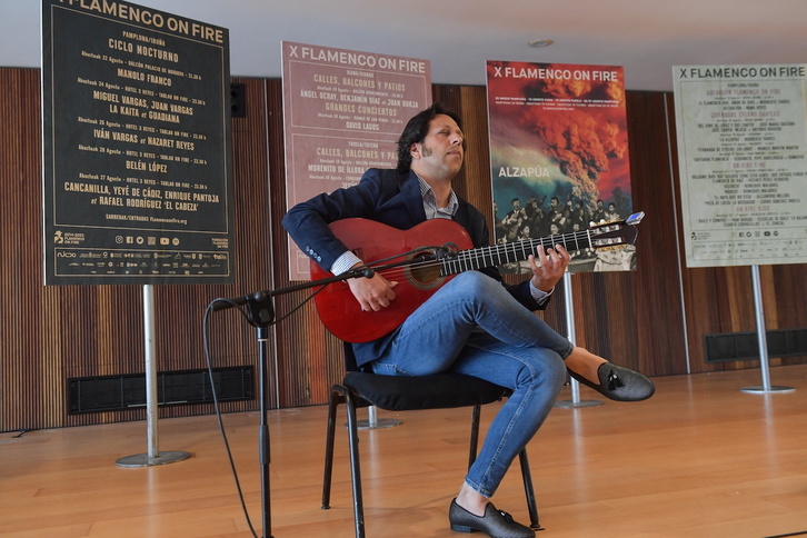 El artista navarro Jesús Carbonell ha realizado una demostración de la técnica del «alzapúa», uno de los protagonistas de la décima edición del Flamenco On Fire.