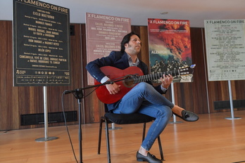 El artista navarro Jesús Carbonella ha realizado una demostración de la técnica del «alzapúa», uno de los protagonistas de la décima edición del Flamenco On Fire.