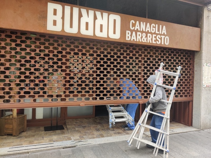 Tres operarios han procedido a retirar parte de la decoracion del restaurante de Bilbo de la misma cadena que sufrió un siniestro en su local de Madrid.