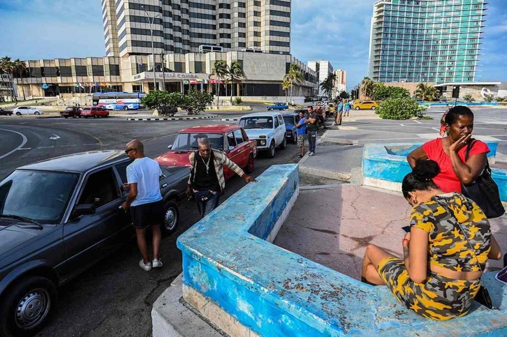 Colas de vehículos en La Habana para repostar combustible.