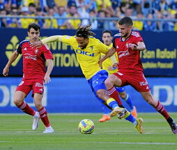 Iker Muñoz, que debutó como titular, pelea por un balón con Bongonda.