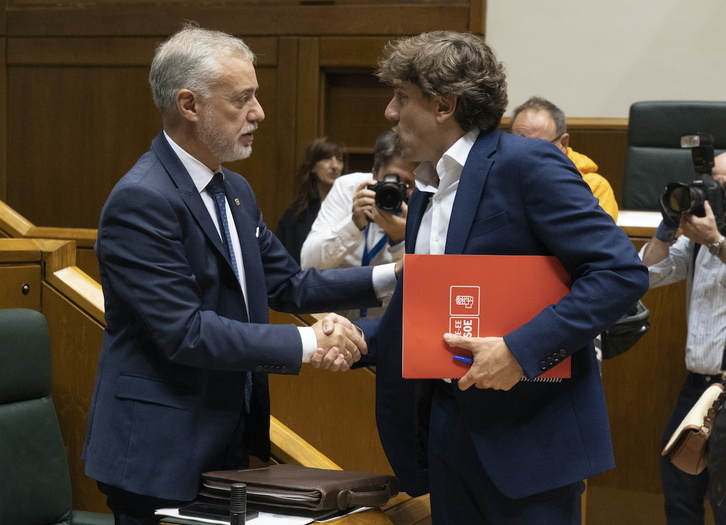 Iñigo Urkullu y Eneko Andueza se saludan en un pleno parlamentario.