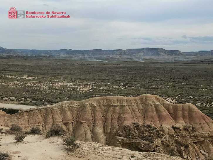 Varias zonas humeantes en las Bardenas. 