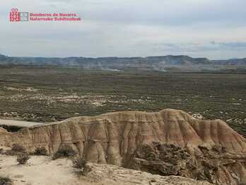 Varias zonas humeantes en las Bardenas. 