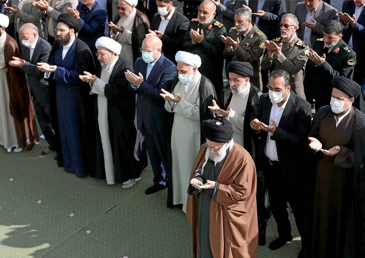 Ali Khamenei aiatola handia, ramadanaren amaieran otoitza gidatzen. A