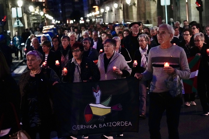 Tradicional marcha con velas por las calles de Gernika. 