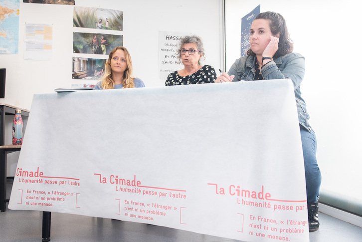 Representantes de La Cimade durante la presentación, en Baiona, del informe anual sobre la retención en el Estado francés.