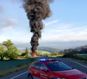 Imagen del autobús escolar ardiendo en Mendaza.