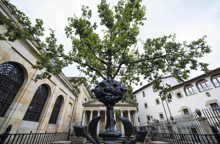 Imagen de archivo de la Casa de Juntas y del árbol de Gernika.