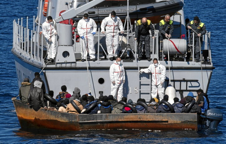 Guardas italianos rescatan una embarcación cerca de Lampedusa el pasado febrero.