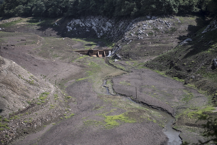 La presa de Artikutza está en desuso desde 2016 y el pantano vacío desde 2019.
