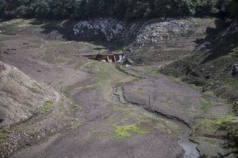 La presa de Artikutza, vacía, está en desuso desde 2016.