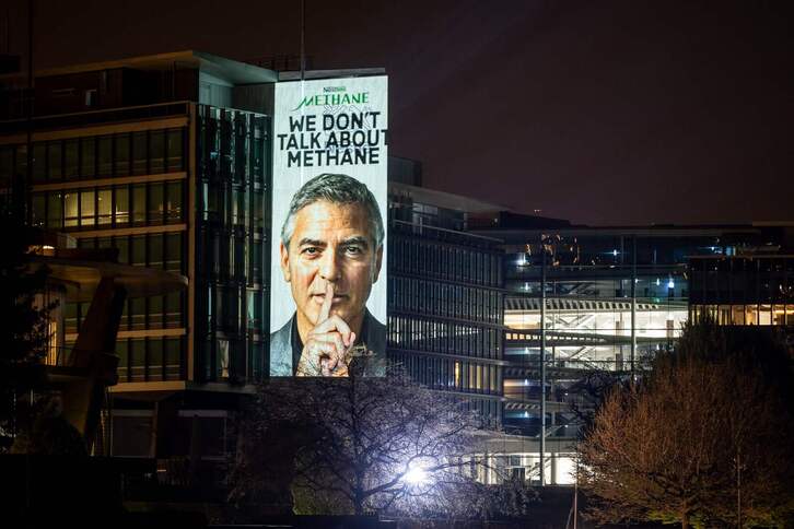 Acción desarrollada por activistas climáticos el 24 de abril en la sede de Nestlé en Suiza.