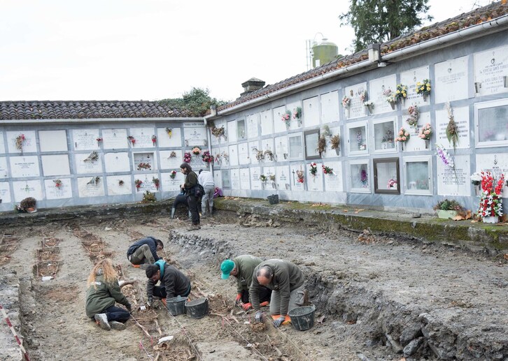 Imagen de los trabajos de exhumación de víctimas del franquismo en el cementerio de Urduña.