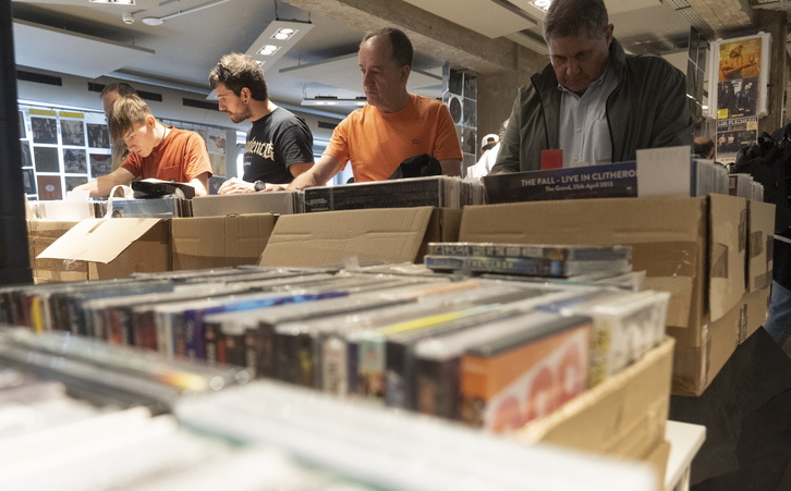 Rebuscando en los stands a la búsqueda de la joya discográfica perdida. 