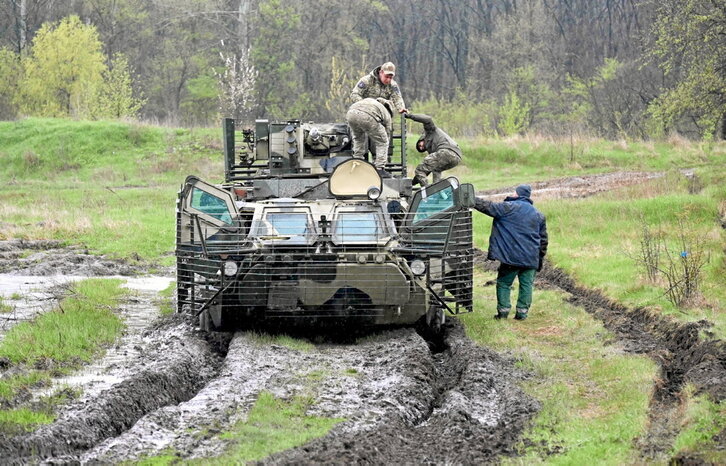 Un carro de combate, ucraniano atascado camino al frente.