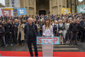 Comparecencia de Sare en Donostia con el apoyo de cientos de personas.