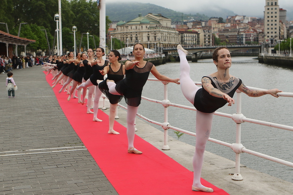 Ibaiaren ertzeko alfonbra gorrian, adin guztietako dantzariak. 