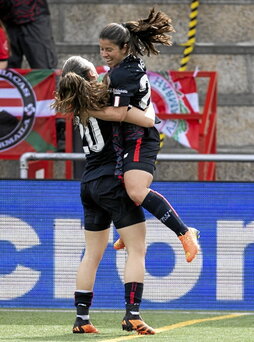 Peke y Paula Arana celebran el gol.