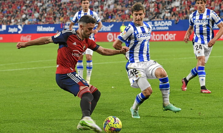 Aihen, Le Normand y Zubimendi intentan frenar una jugada de ataque de Kike Barja en el derbi de El Sadar.