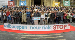 Comparecencia de Sare en Donostia con el apoyo de cientos de personas.