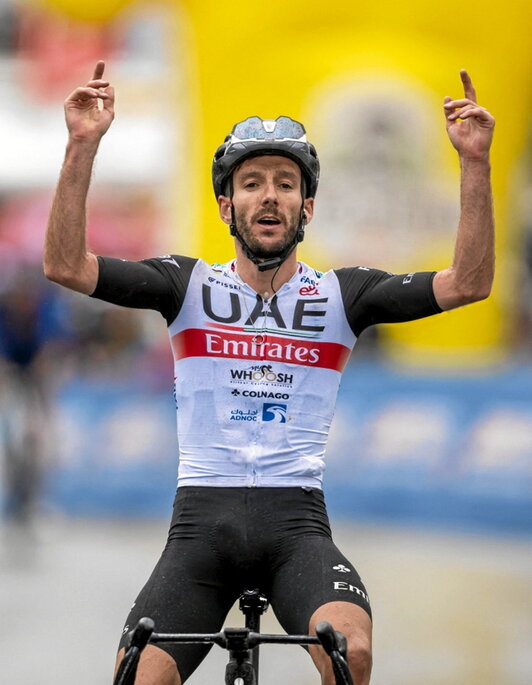 Adam Yates celebra su victoria.