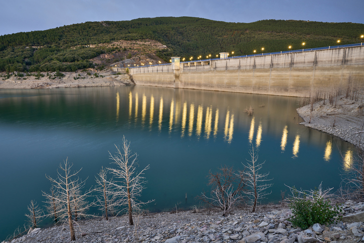 Imagen de la presa de Itoitz, pantano que a sus pies cuenta con una central hidroeléctrica.