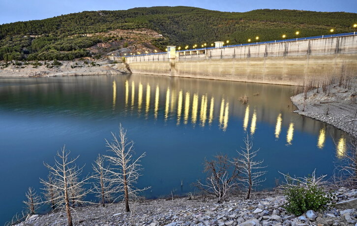 Imagen de la presa de Itoitz, pantano que a sus pies cuenta con una central hidroeléctrica.