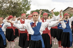 Lehenengo orrialdean, Beasaingo Aurtzaka dantza-taldea. Lerro hauen ondoan, Irurtzungo Orritz-Iskidi (ar)taldeko pertsonaia.