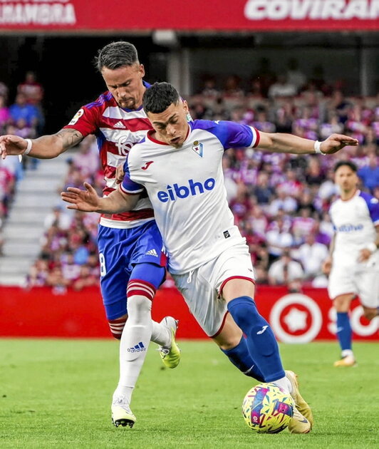 Rahmani conduce el balón con la oposición de Petrovic.