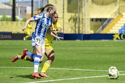 Le Guilly y Llompart corren tras el balón.