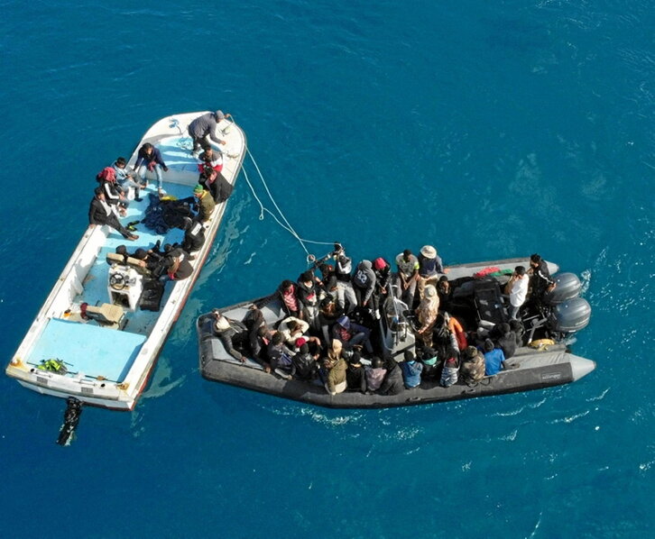 Embarcación libia transportando migrantes.