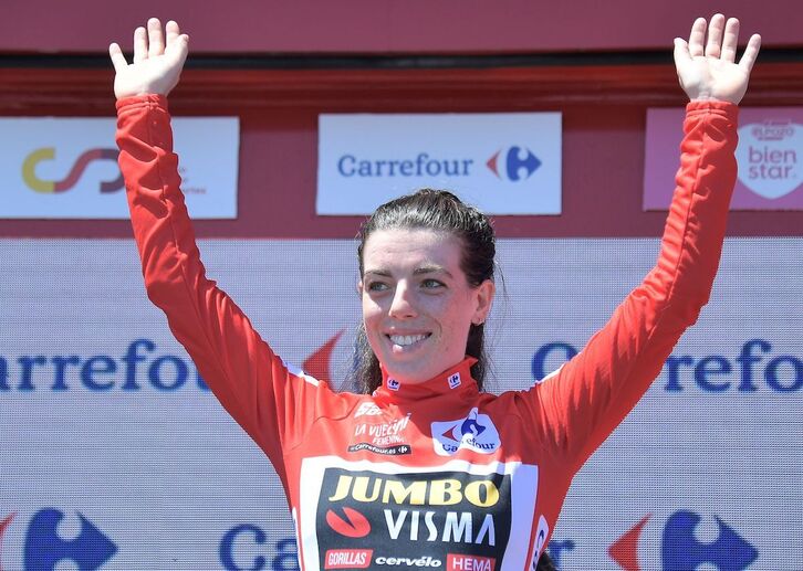 Anna Henderson, con el primer maillot de líder de la Vuelta femenina.