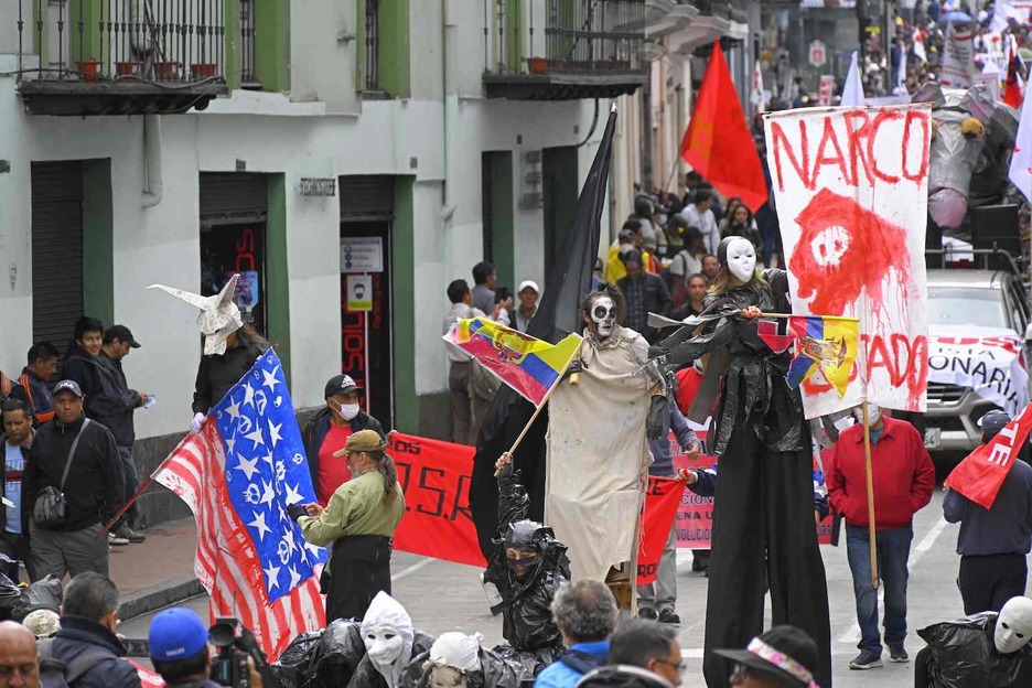 Integrantes de diferentes sindicatos y movimientos sociales protestan contra el gobierno del presidente ecuatoriano Guillermo Lasso durante una marcha para conmemorar el Primero de Mayo.