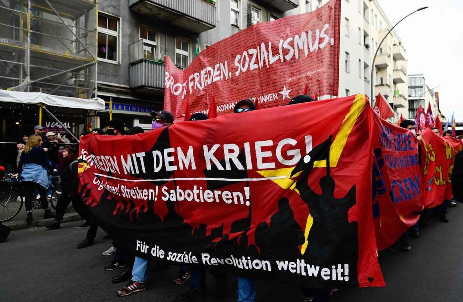 Participantes en la manifestación del ‘Primero de Mayo Revolucionario’ muestran una pancarta durante la marcha en Berlín.