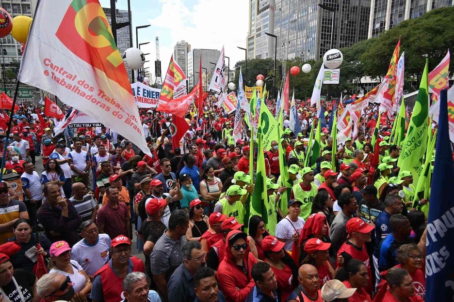 : Miembros de varios sindicatos participan en una manifestación del Primero de Mayo (Día del Trabajo) para conmemorar el día internacional de los trabajadores en Sao Paulo, Brasil.