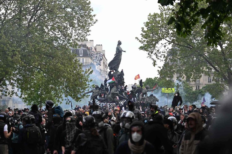 Los partidos de la oposición y los sindicatos franceses han instado a los manifestantes a mantener su campaña de tres meses contra la ley que aumentará la edad de jubilación de 62 a 64 años.