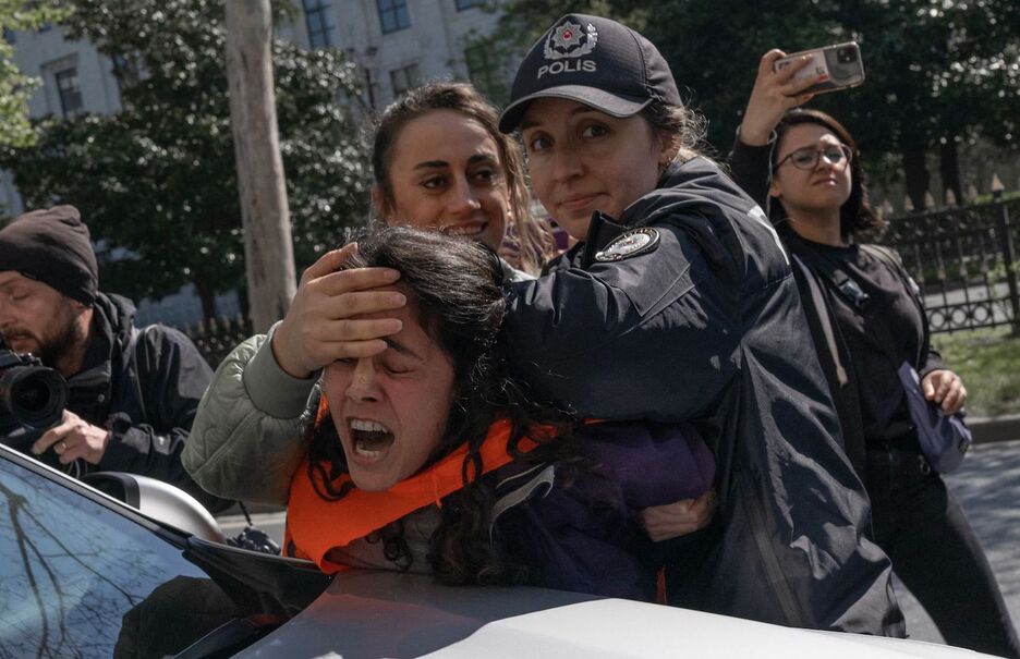 La policía turca detiene a un manifestante durante una concentración del Primero de Mayo, día internacional del trabajador, en Besiktas, distrito de Estambul.