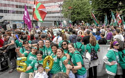 Llegada festiva de la manifestación de ELA a la plaza Circular de Bilbo.