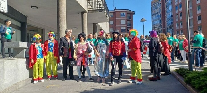 Las trabajadoras de las residencias de Bizkaia han protestado disfrazadas en Basauri.