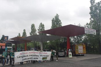 Activistas de Jauzi Ekosoziala en la gasolinera de Repsol en la que llevaron a cabo la acción de denuncia.