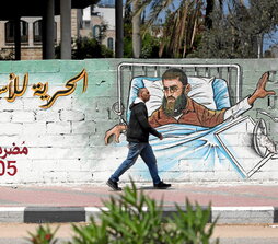 Un mural en Gaza recuerda la huelga de hambre de Adnan.