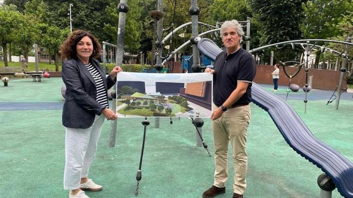 Los candidatos del PNV Ainhoa Salterain y Anartz Gandiaga presentando el proyecto para el parque Zelaieta.