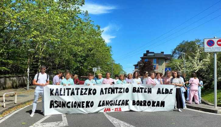 Asuncion klinikako langileek mobilizazioak hasi dituzte lan hitzarmenaren alde.