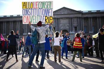 Manifestantes reclaman el referéndum en la plaza del Louvre de París. 