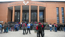 Estudiantes charlan en grupos a la entrada de la Facultad de Letras en el campus de la UPV-EHU en Gasteiz.